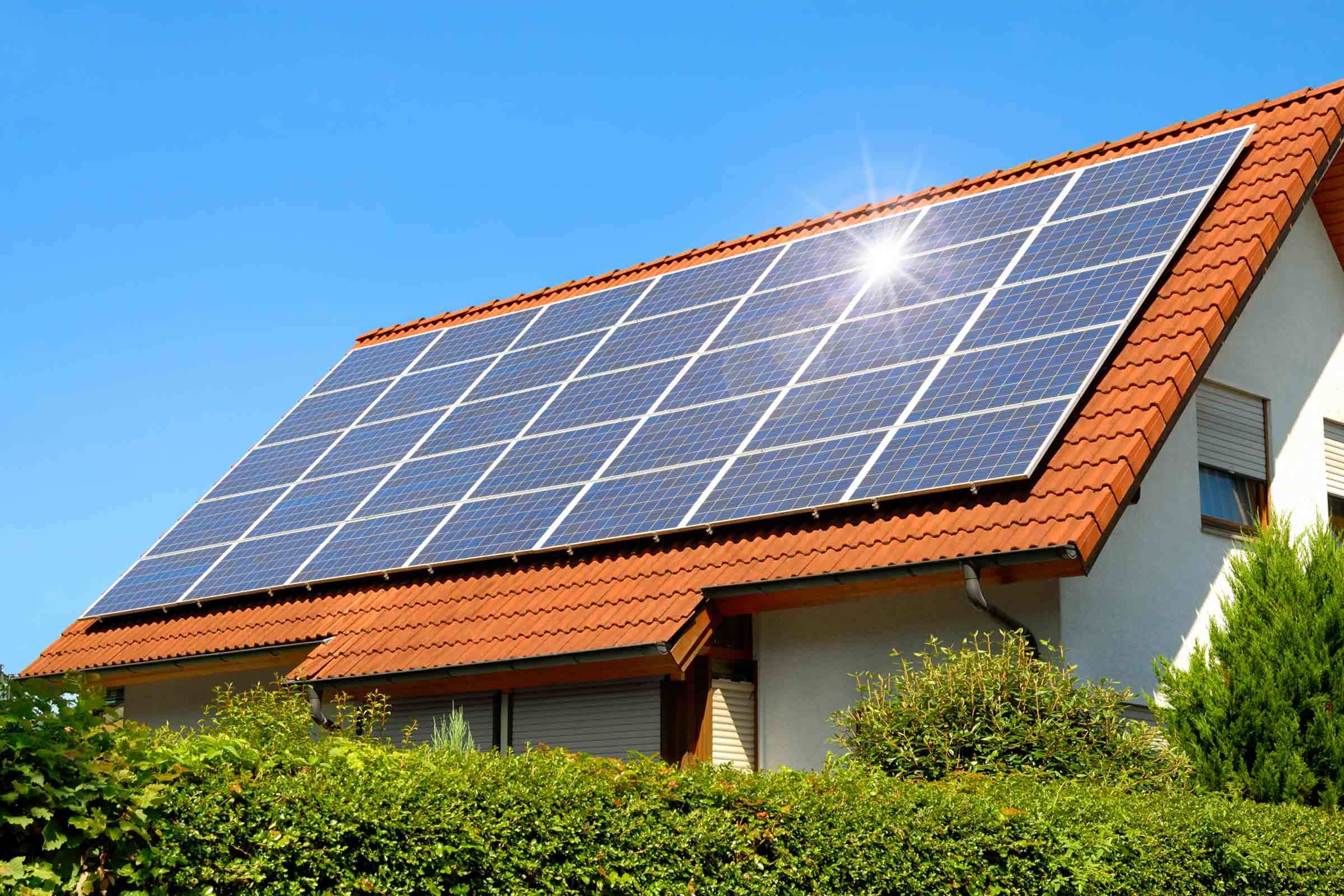 Introbild Plusenergiehaus: Ein Haus mit einer Solaranlage auf dem Dach