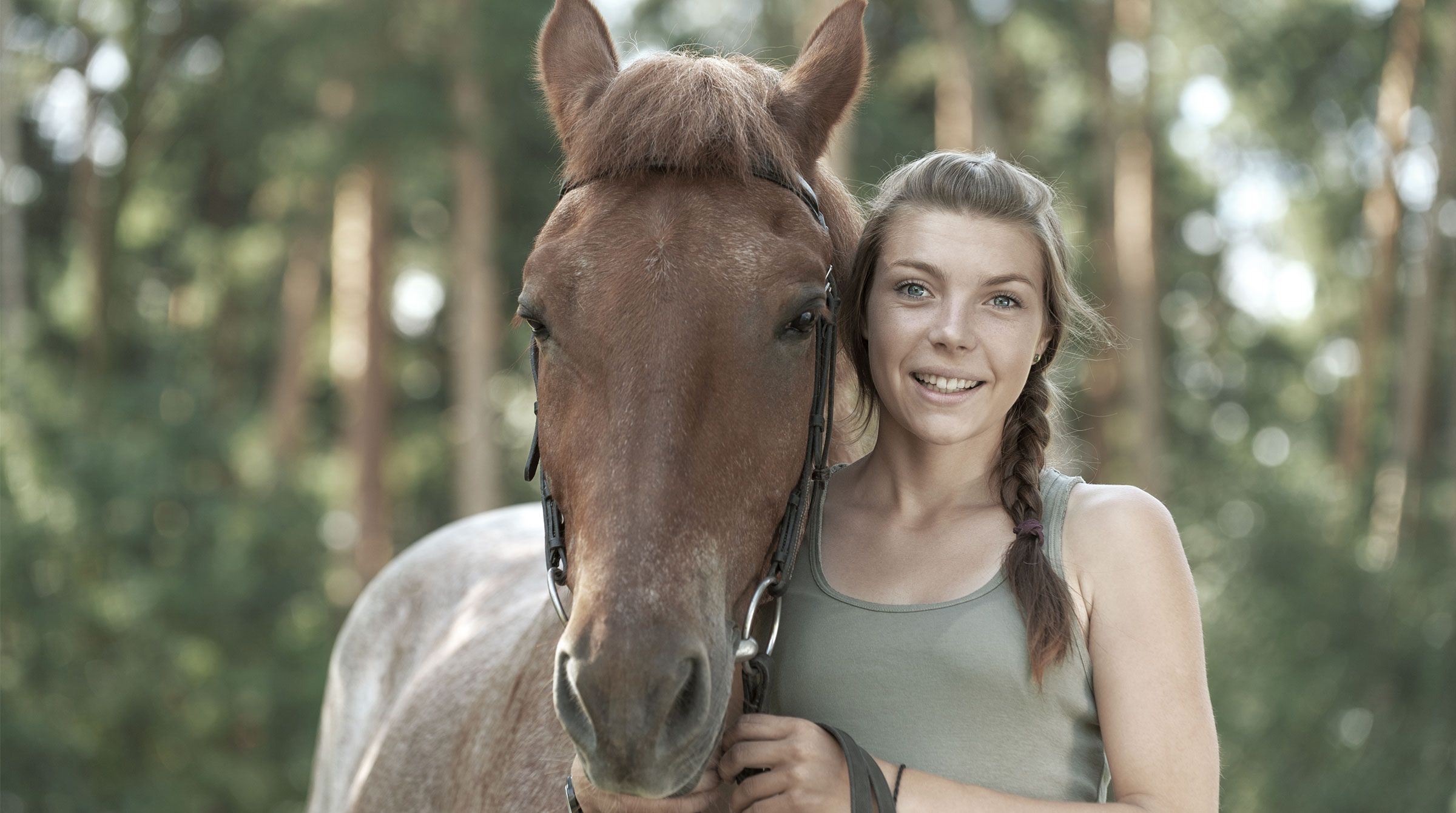 Pferdehaftpflicht: Reiterin mit Pferd