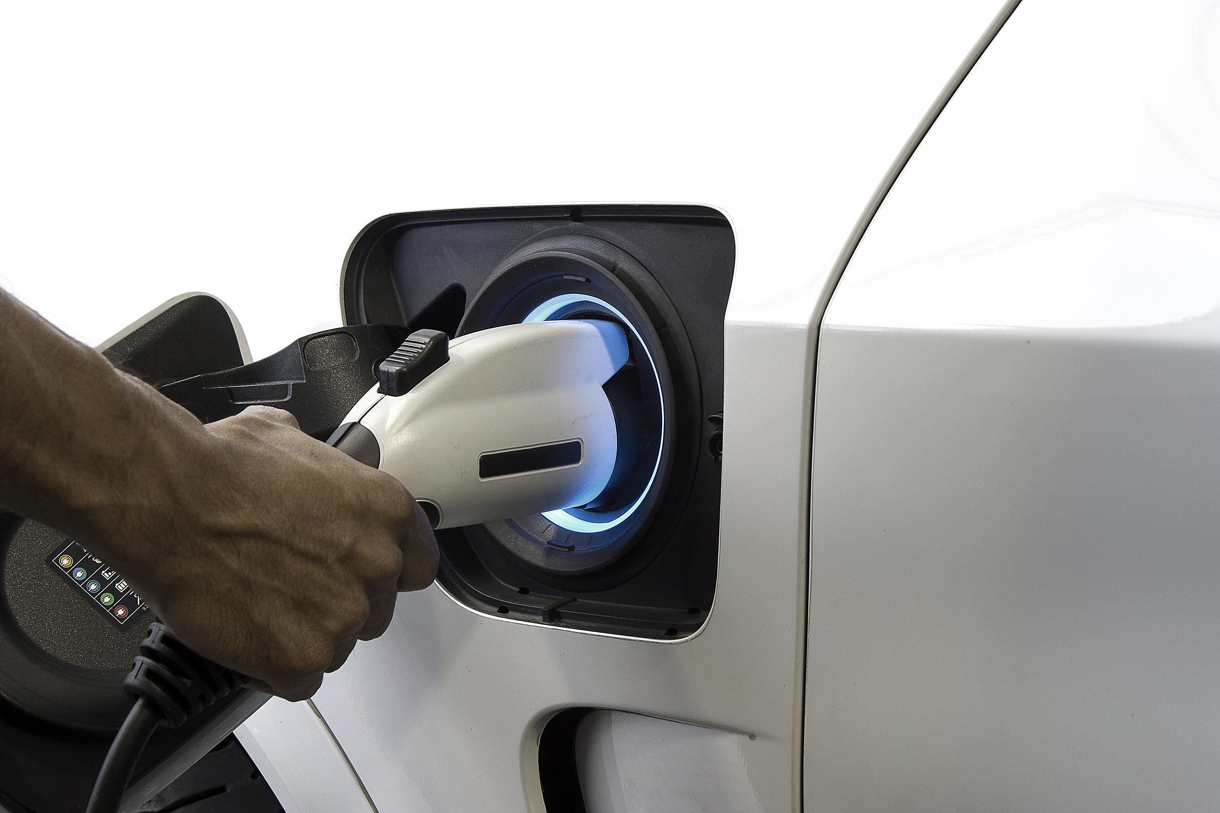 Ein elektrisches Auto wird geladen