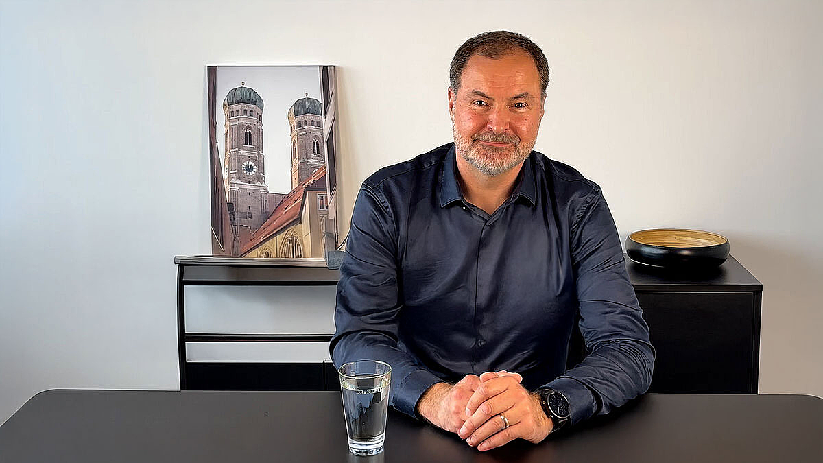 Florian Pfaffinger, Zinsexperte, sitzend vor einem Schreibtisch