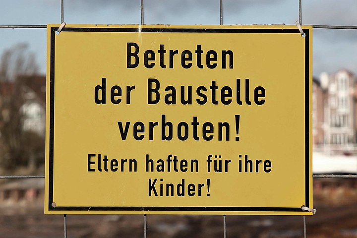 Schild auf einer Baustelle