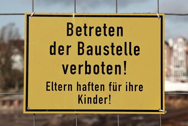Schild auf einer Baustelle