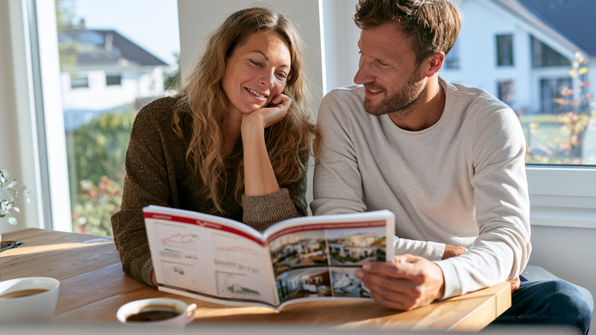 Paar beim Vergleich der aktuellen Immobilienpreise