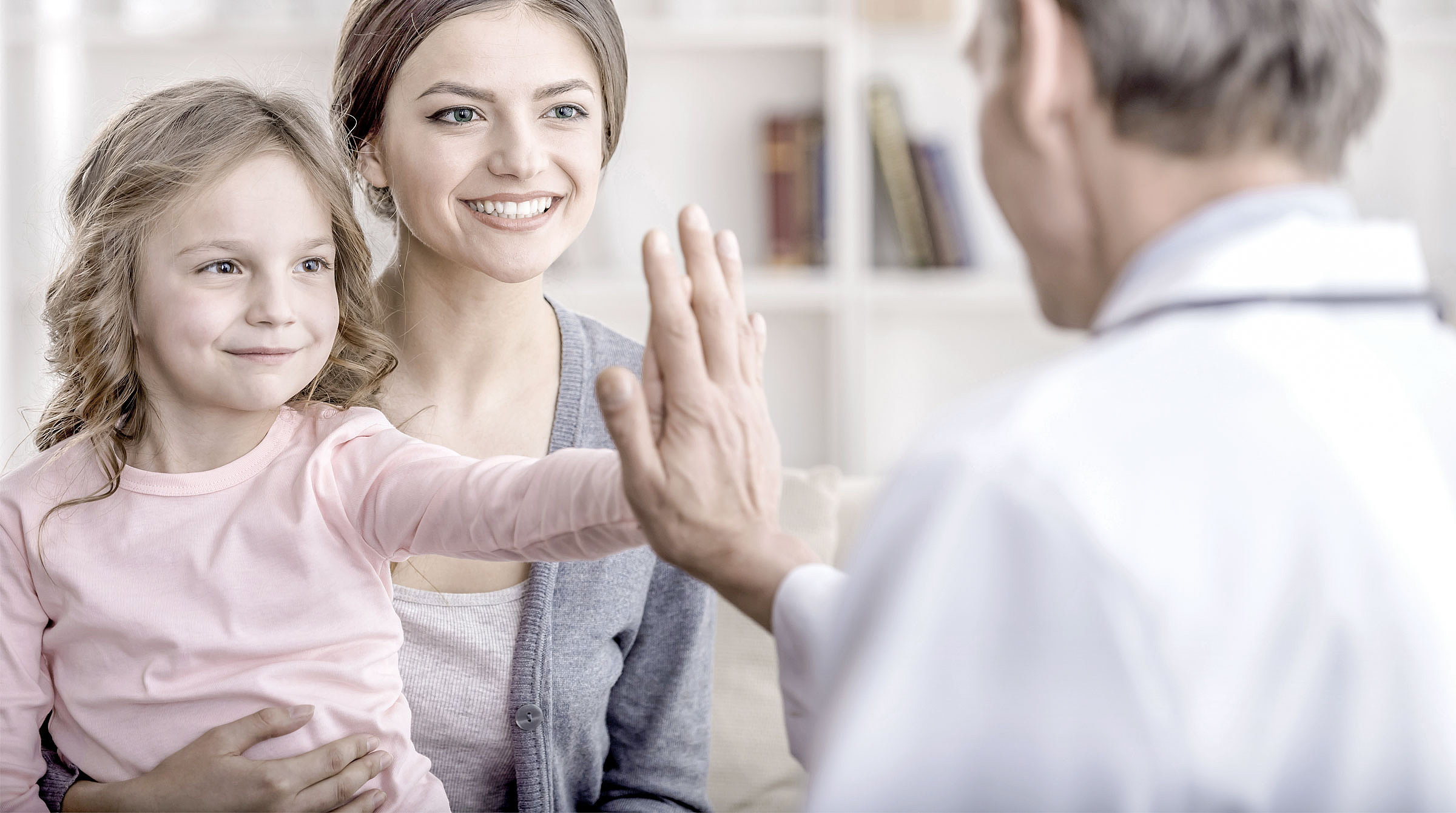 Mutter mit Kind lässt sich zur Familienversicherung in der GKV beraten