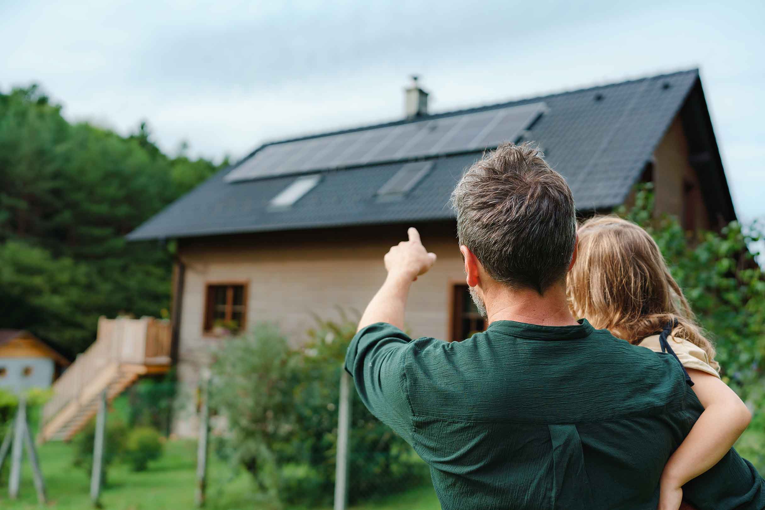 Erneuerbare Energien auf einem Dach