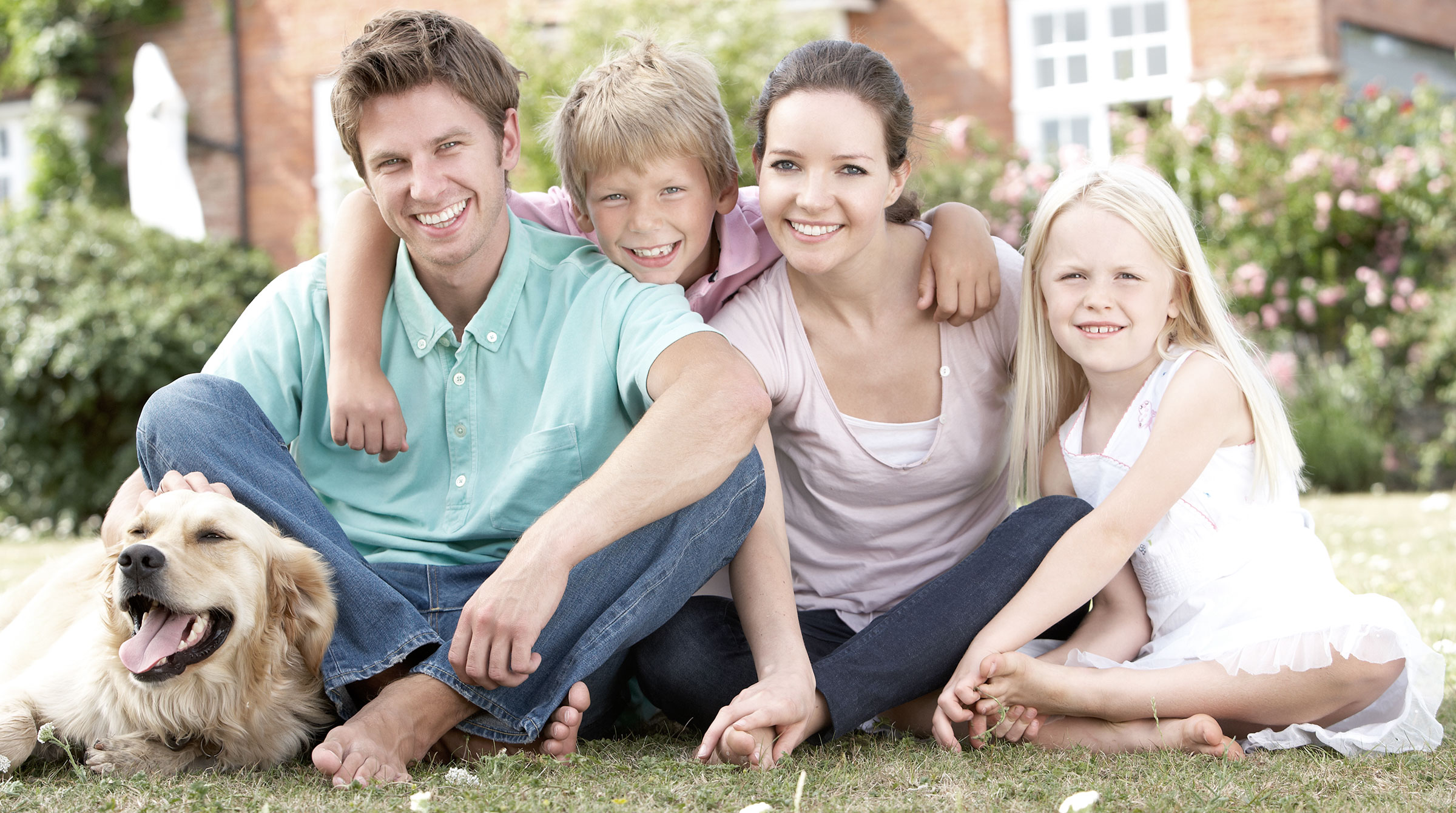 Family best house. Ребенок в семье. Счастливая семья. Семья со счастливым ребёнком. Фотография семьи.