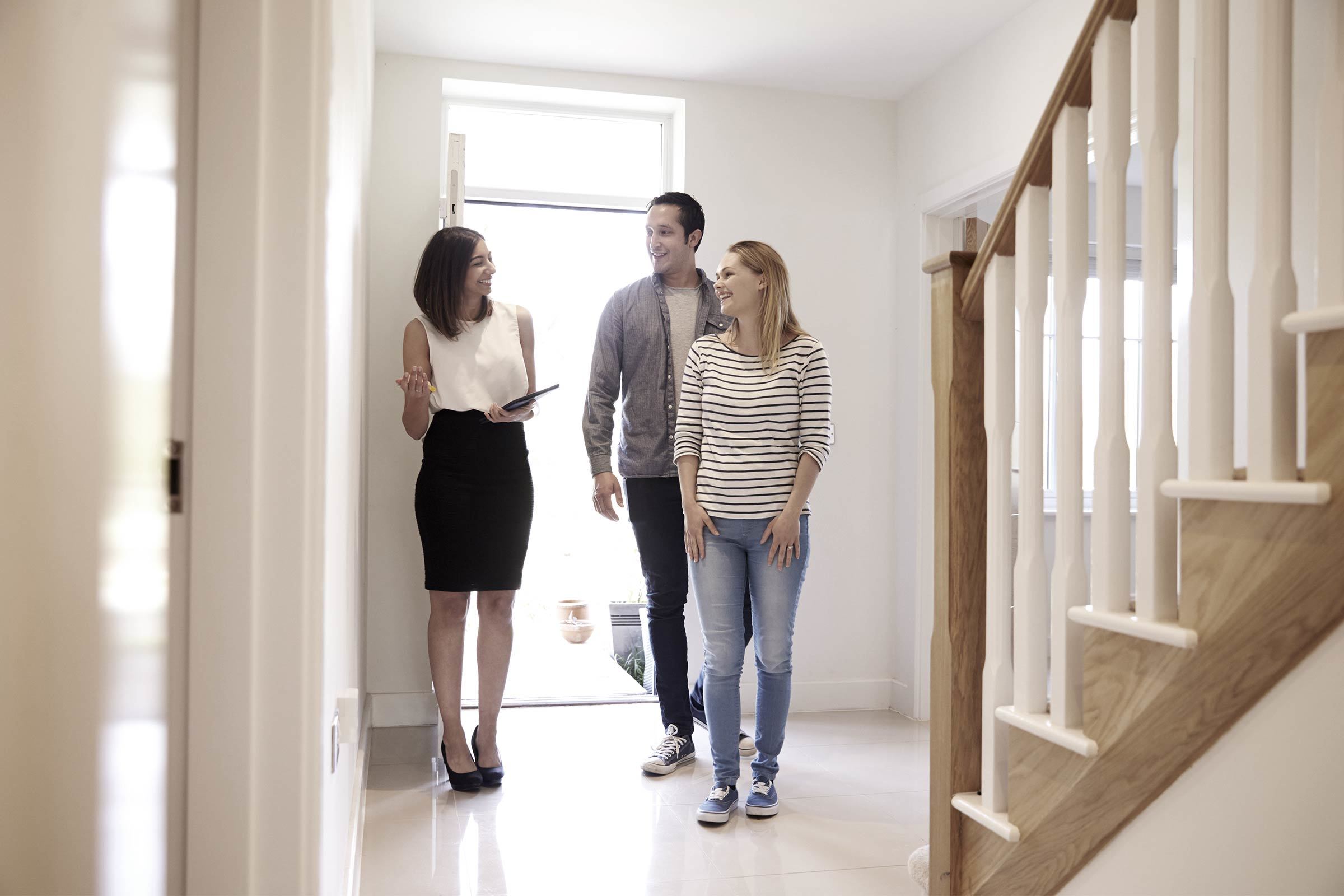 Wohnungsverkauf Wohnungsverkauf, Verkäufer zeigt Interessenten die Wohnung
