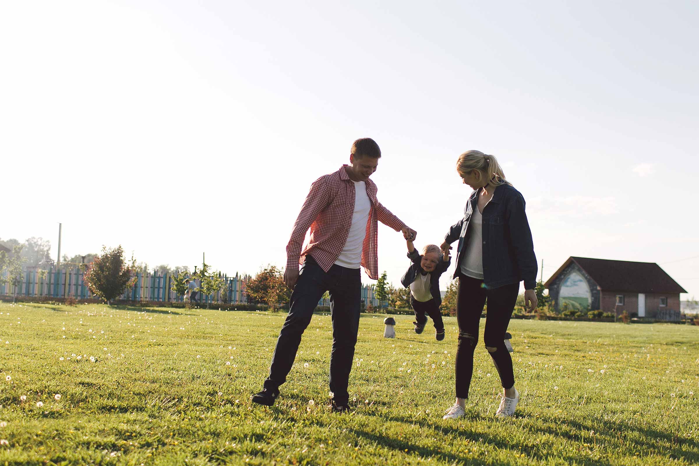 Grundstück finanzieren Familie freut sich