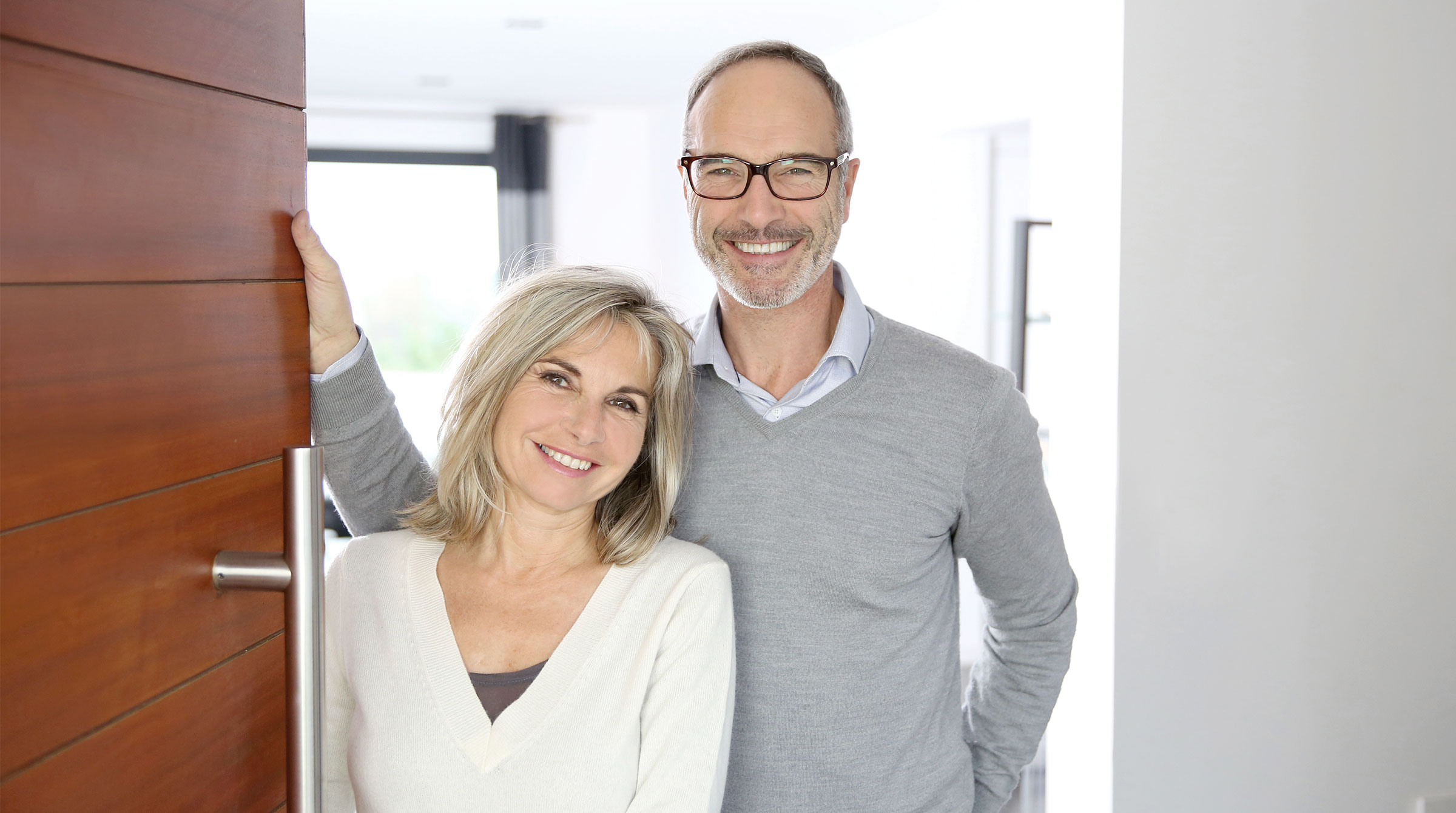 Haus als Altersvorsorge: Clever im Voraus planen Ein Paar freut sich über ihr Haus als Altersvorsorge