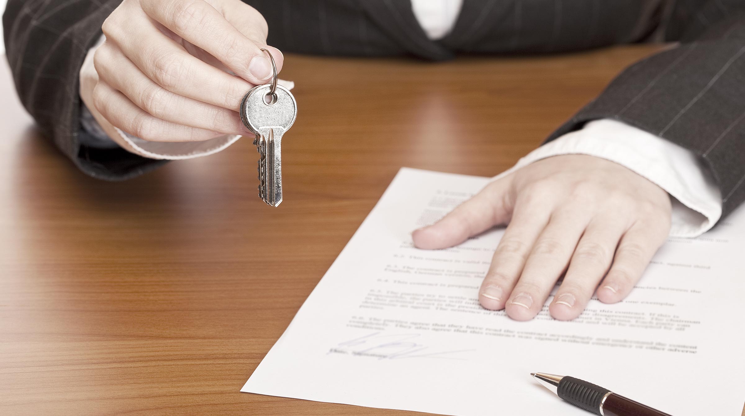 Der Schlüssel für die gekaufte Immobilie wird zusammen mit dem Kaufvertrag übergeben.