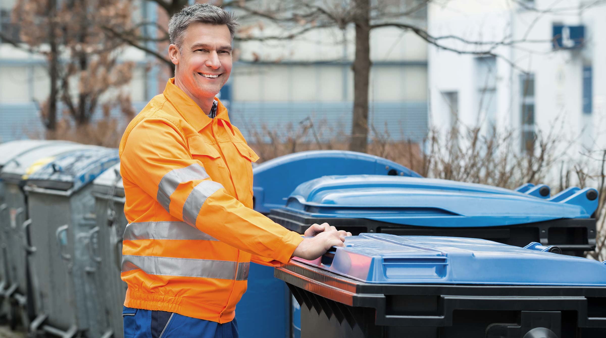 Bild von einem Müllmann: Auch die Müllabfuhr zählt zu den laufenden Nebenkosten