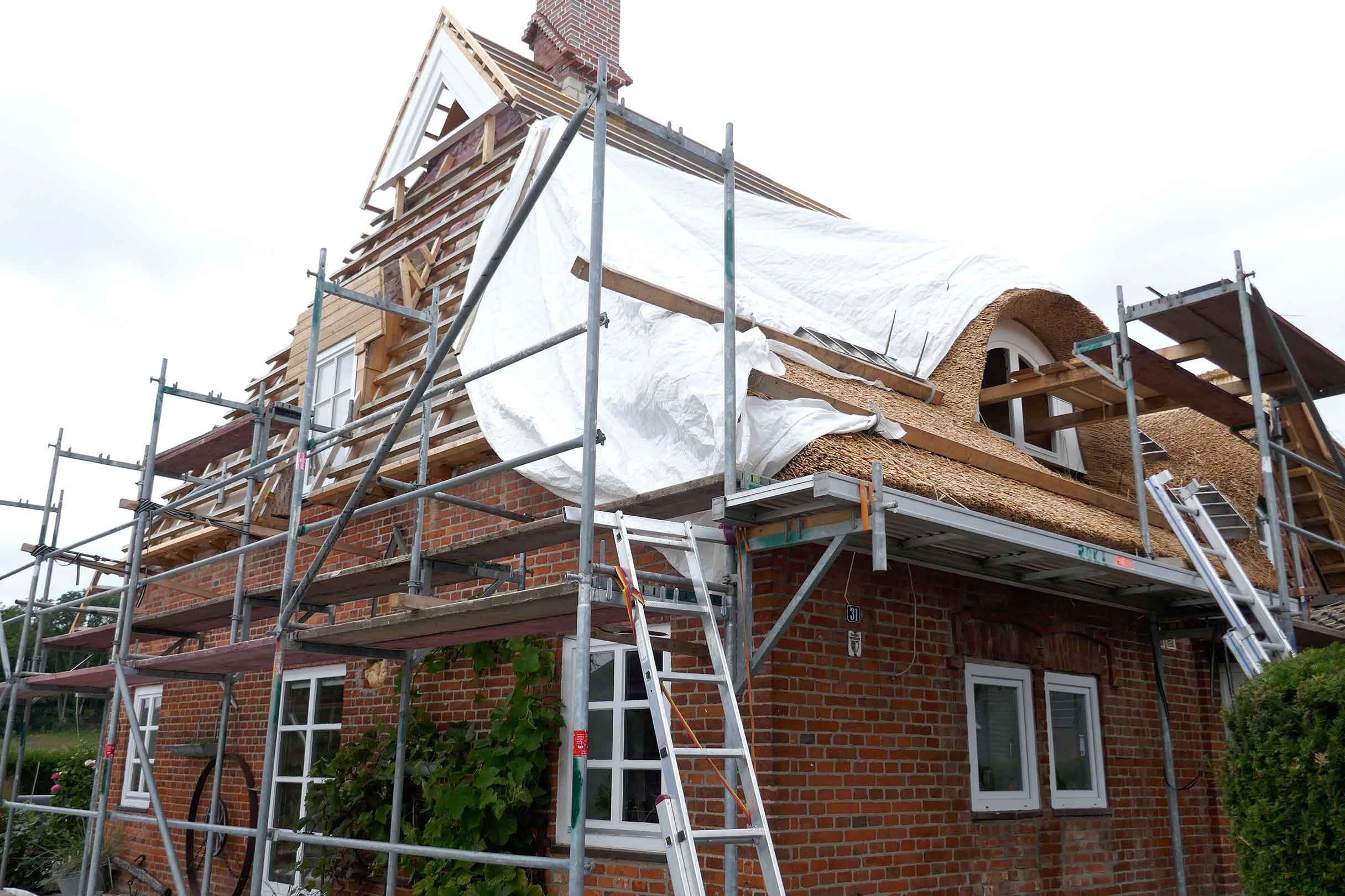 In Rahmen eines Hausumbaus wird der Dachstuhl eines alten Gebäudes ausgebaut.