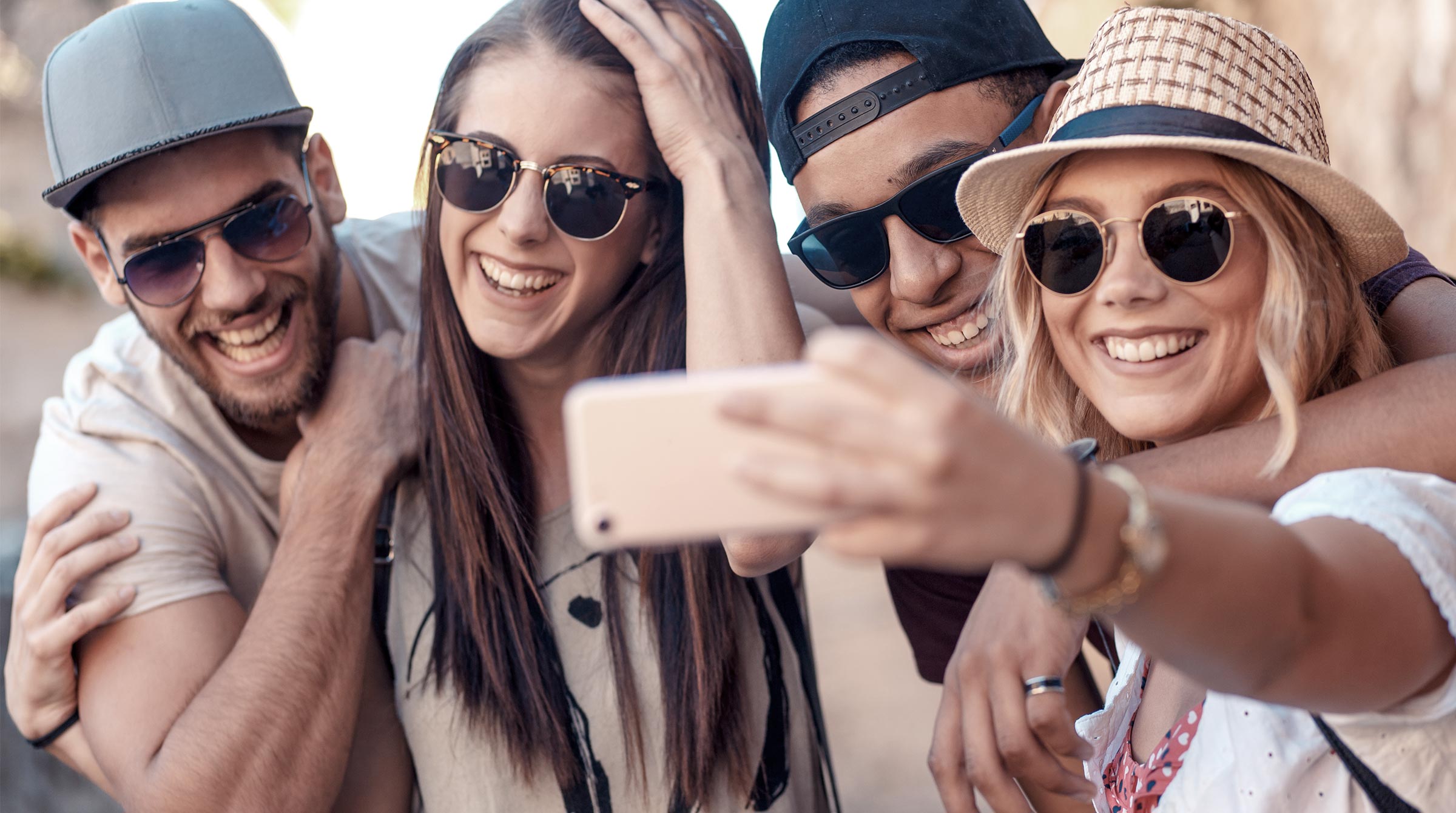 Junge Leute nutzen Kredit zur freien Verwendung für einen Urlaub