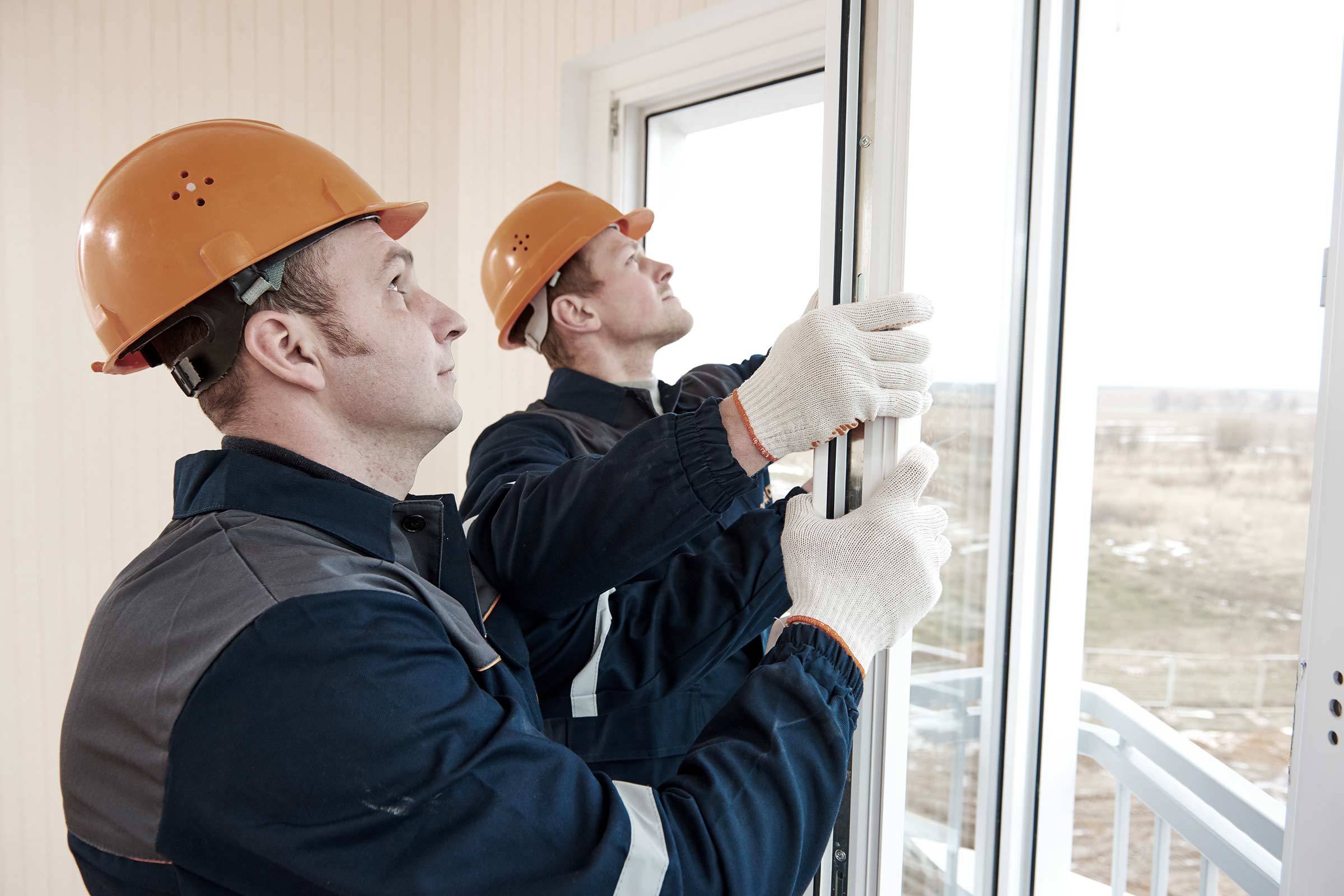 Männer beim Fenstereinbau mach Bundesförderung
